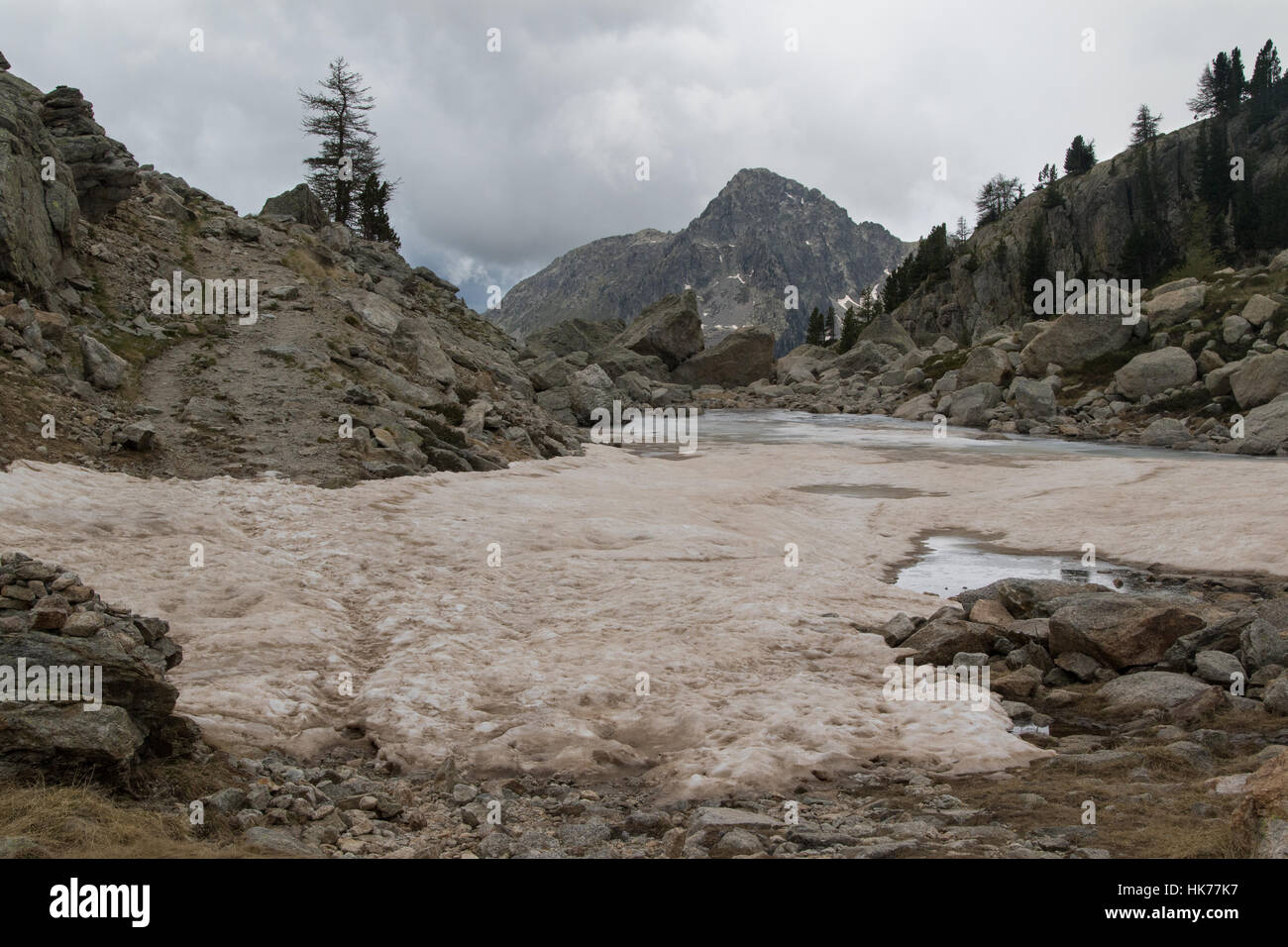 Verschneite zugefrorenen See im Nationalpark Mercantour, Frankreich im Juni Stockfoto