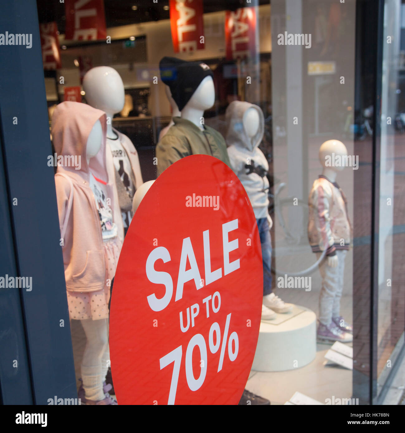 günstige Preise im Kinder-Mode-Kleidung-Shop im Verkauf Stockfoto