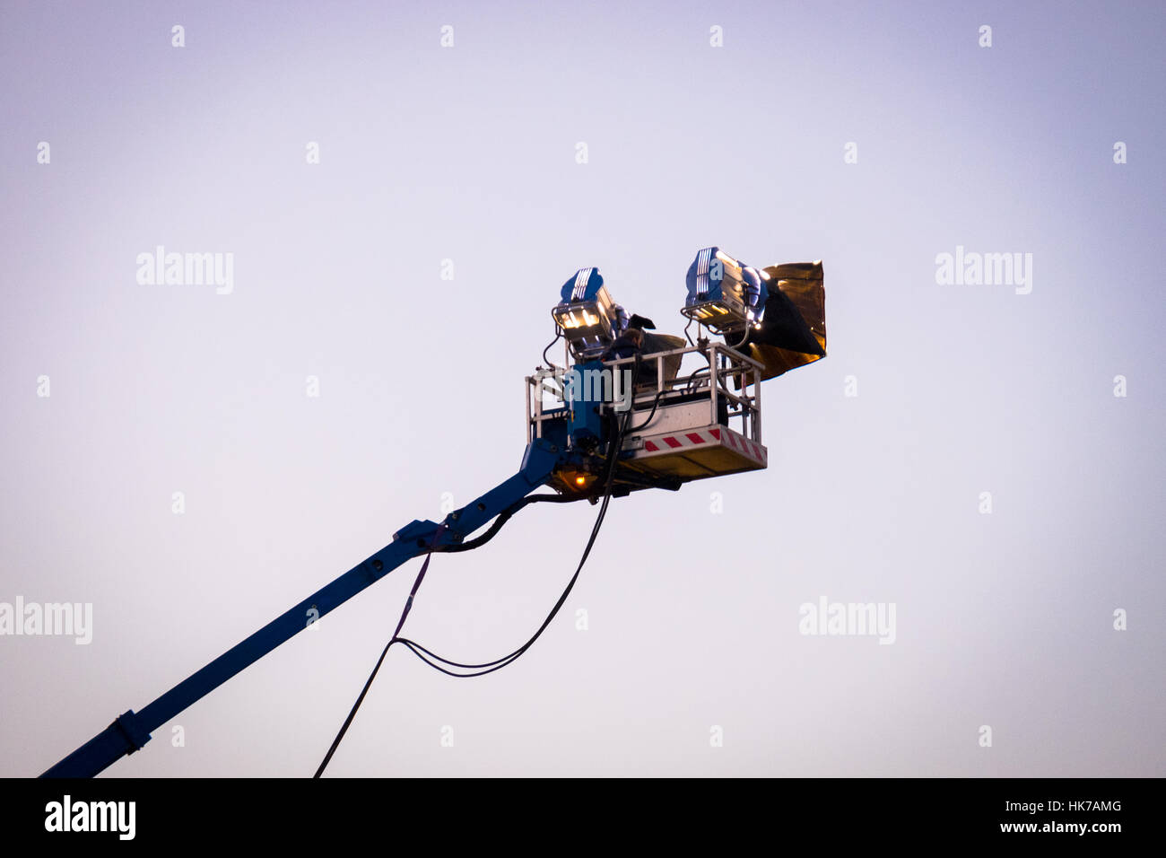 Ein Kran hisst eine Beleuchtung Rig im Rahmen der Herstellung eines Films vor Ort. Stockfoto