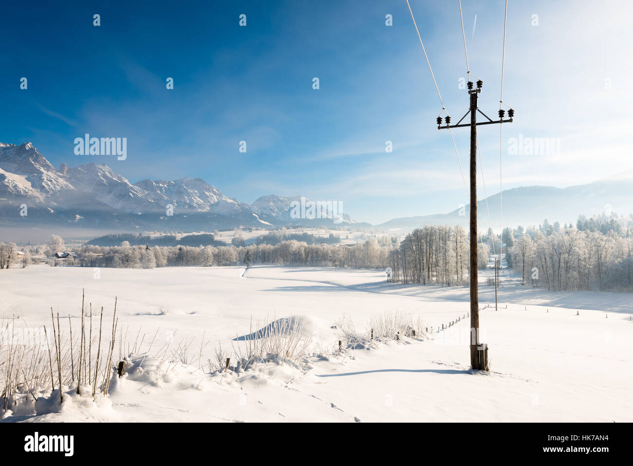 Österreichischen Winter-Wunderland mit frischem Schnee, Berge und Dunst im Sonnenlicht Stockfoto