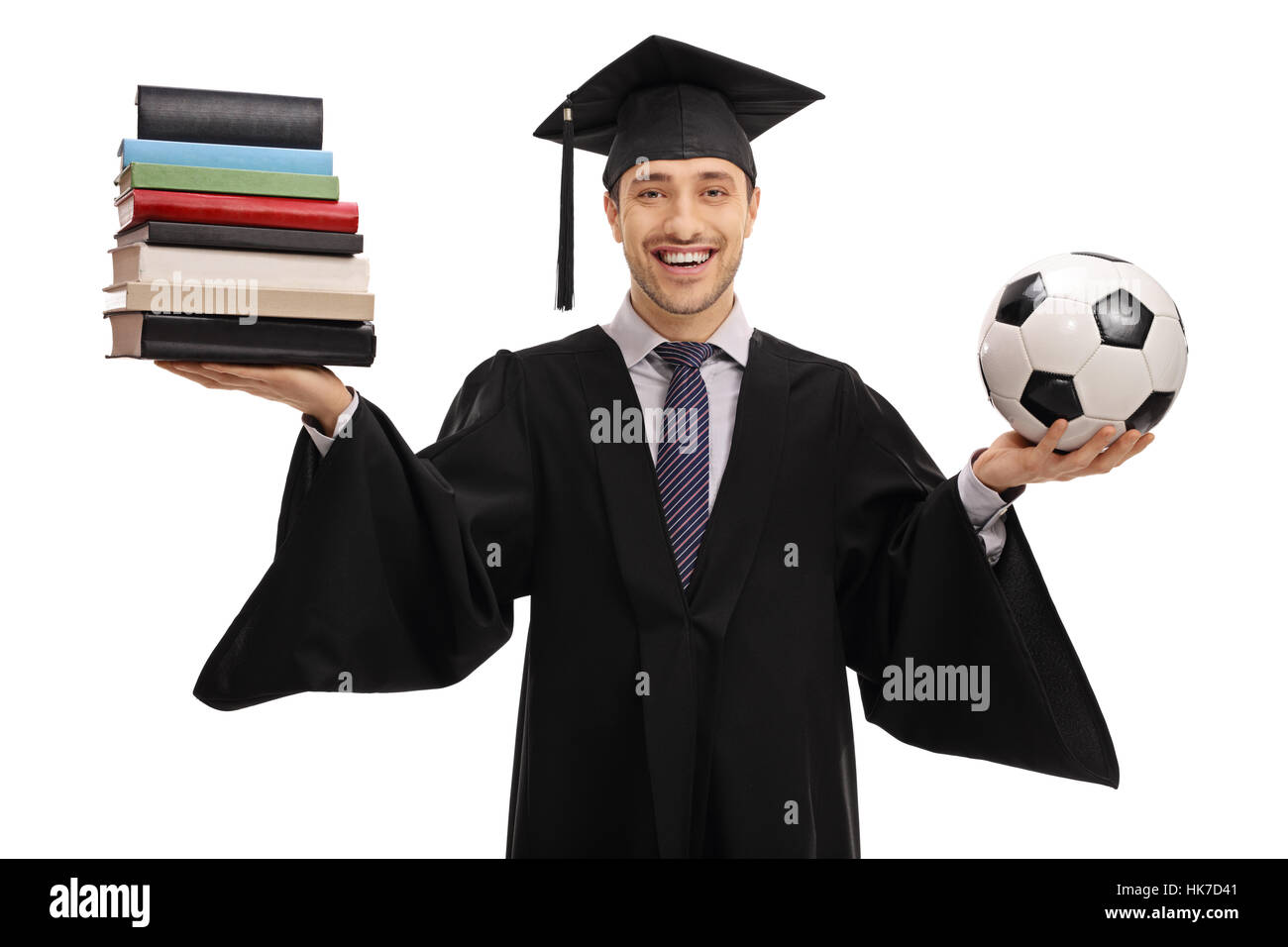 Glückliche Studentin hält einen Stapel Bücher und ein Fußball isoliert auf weißem Hintergrund Stockfoto