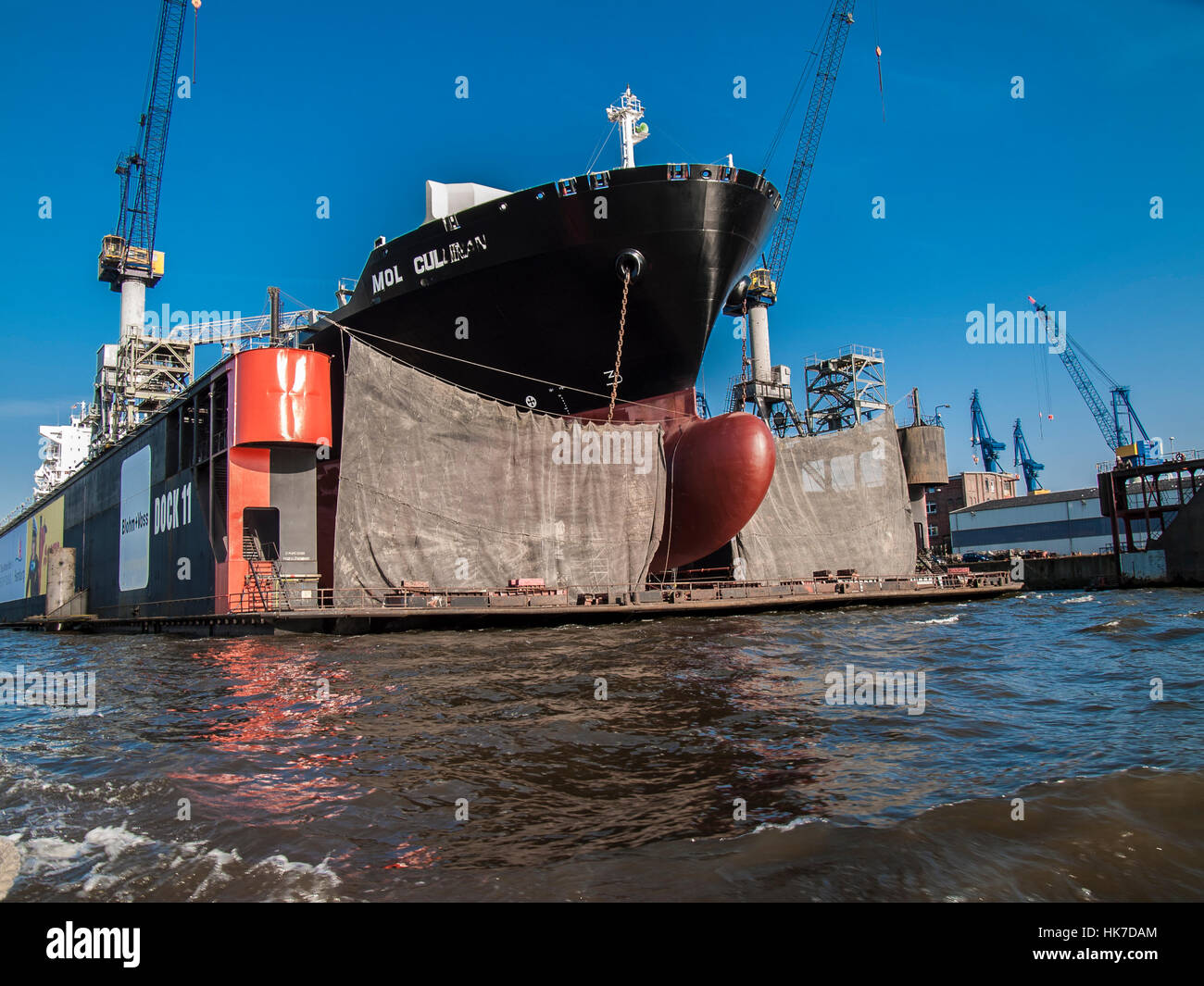 MOL Containerschiff im Trockendock von B + V Shipyard in den Hafen von Hamburg, Deutschland. Stockfoto