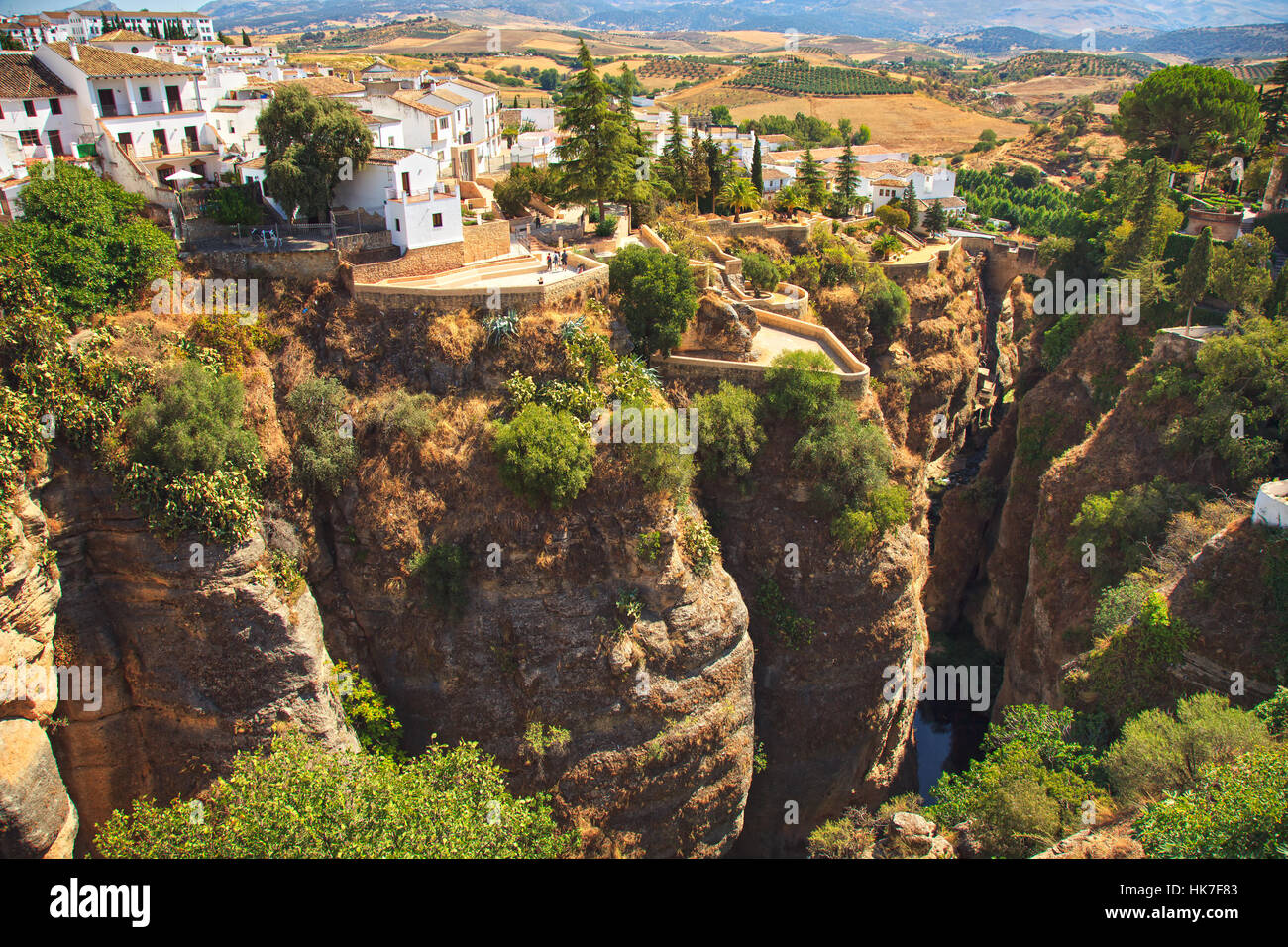 Tajo-Schlucht in Ronda, weißes Dorf, aufbauend auf den Felsen. Blick von der alten Brücke. Andalusien, Spanien. Stockfoto