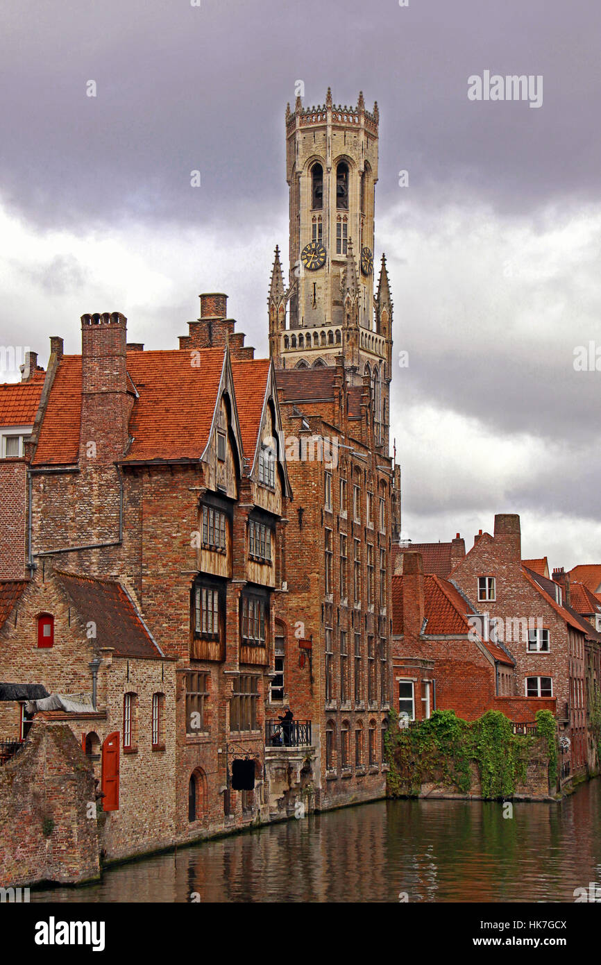 Belfort in Brügge vom rozenhoedkaai Stockfoto