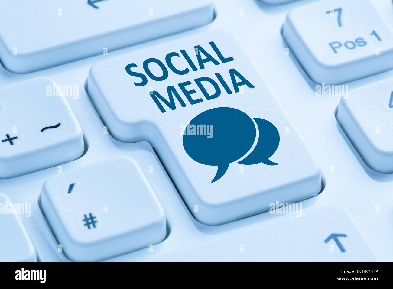 Soziale Medien Netzwerk Internet Netzwerk Online Freundschaftssymbol blaue Computertastatur Stockfoto