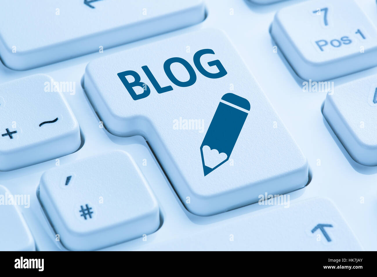 Blog schreiben online im Internet blaues Symbol Tastatur Stockfoto
