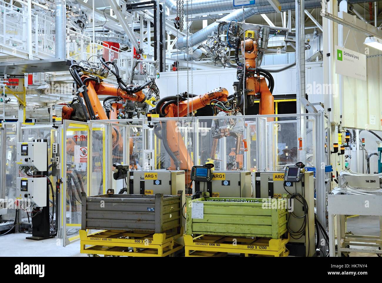 Automatische Roboter im Automobilwerk Stockfoto