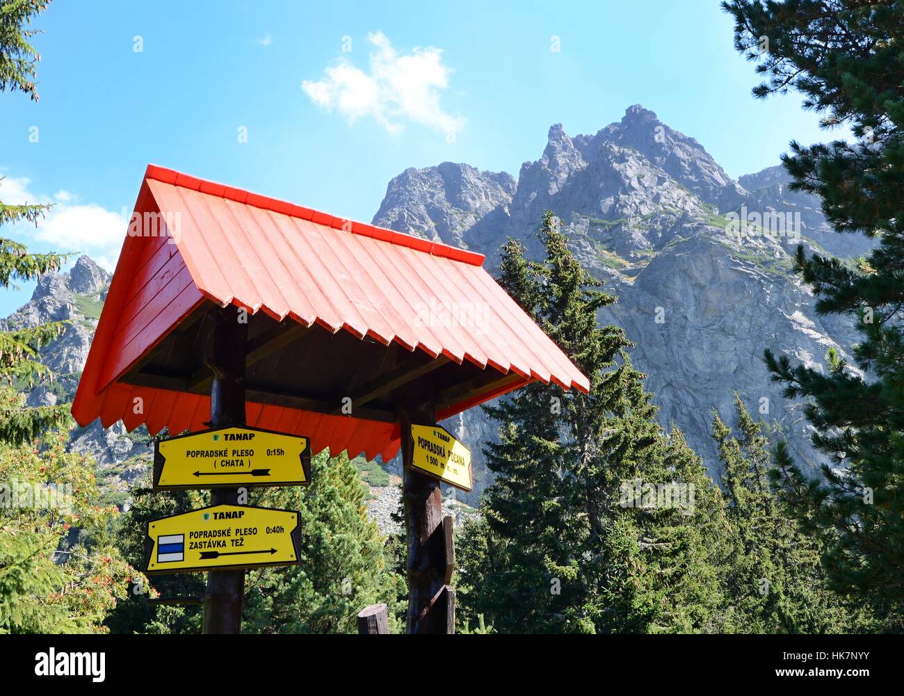 Touristischer Wegweiser in der Nähe von Popradske Pleso See in der hohen Tatra mit gelben Wegweiser. Stockfoto