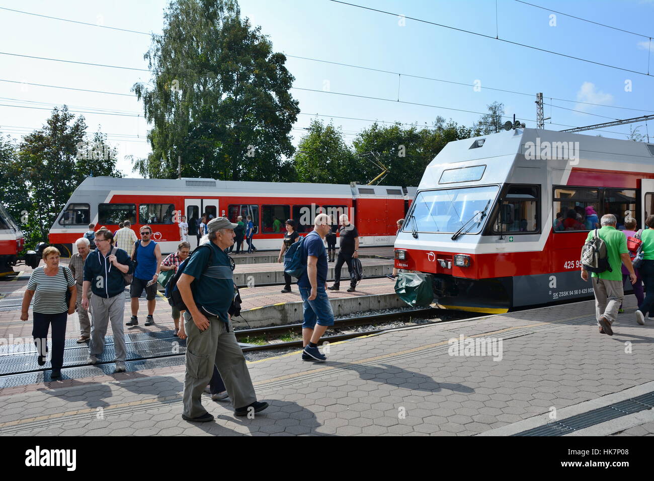 Bahnhof Stary Smokovec in der hohen Tatra mit Reisen, Menschen und roten elektrischen Nahverkehrszüge. Stockfoto