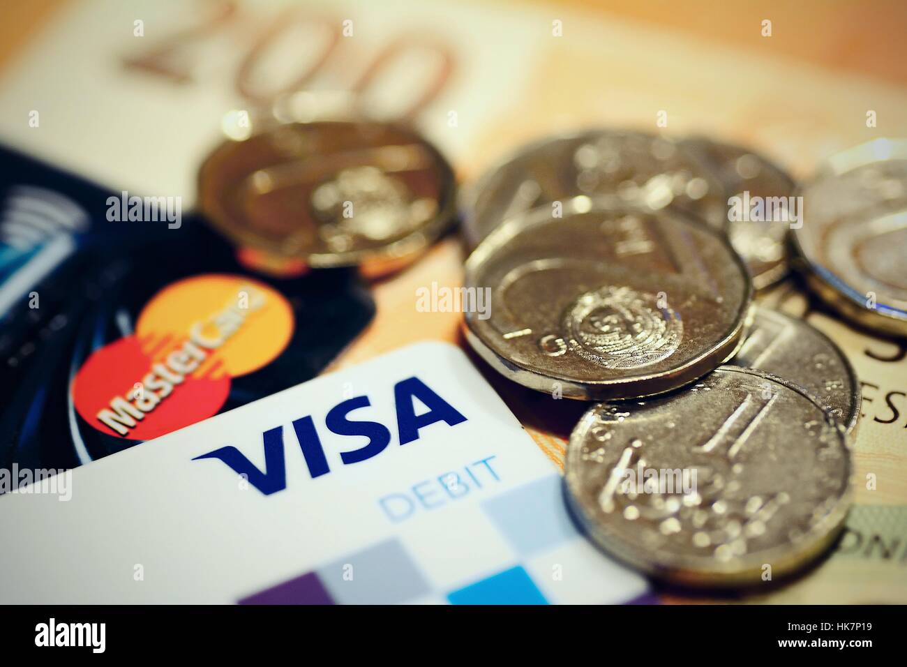 VISA und MasterCard Debit Zahlungskarten mit tschechischen Kronen und Münzen. Stockfoto