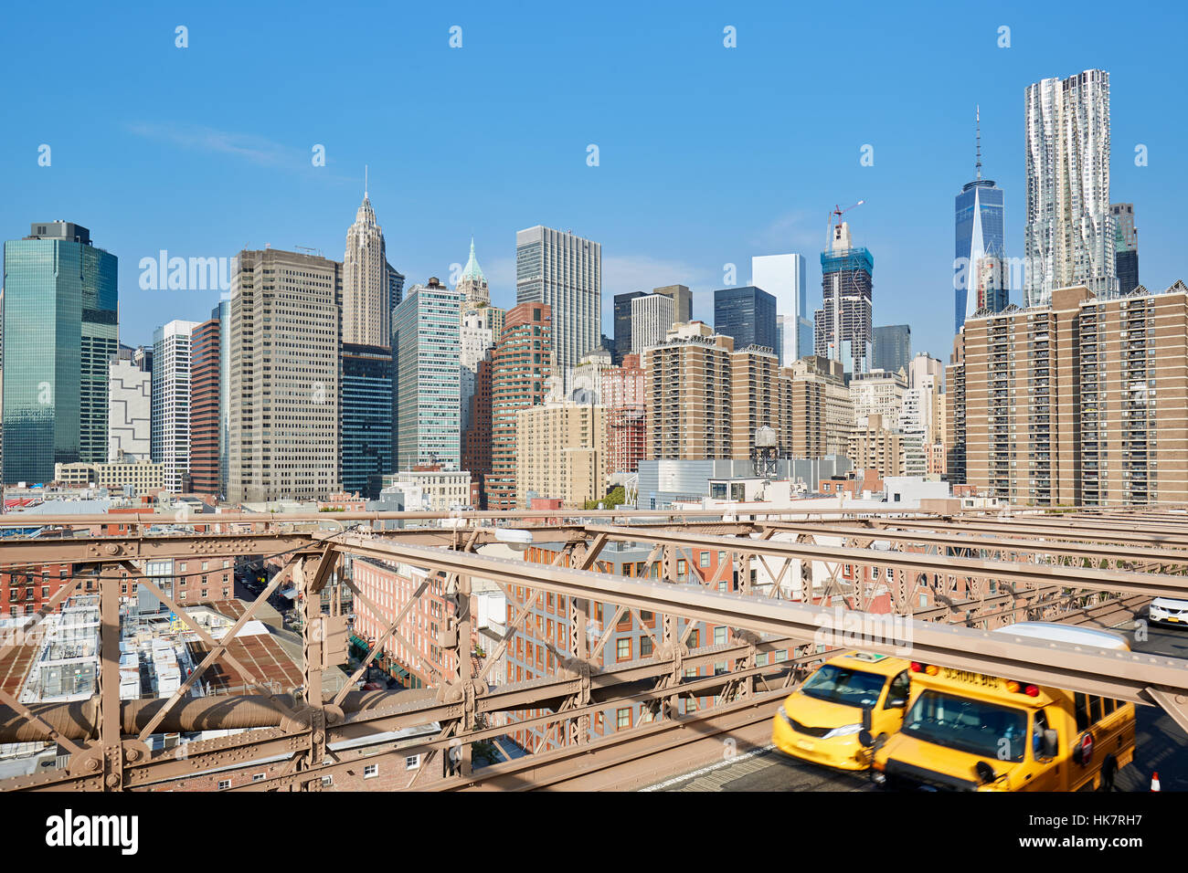 Skyline von New York von der Brooklyn Bridge, gelbes Taxi vorbei Stockfoto