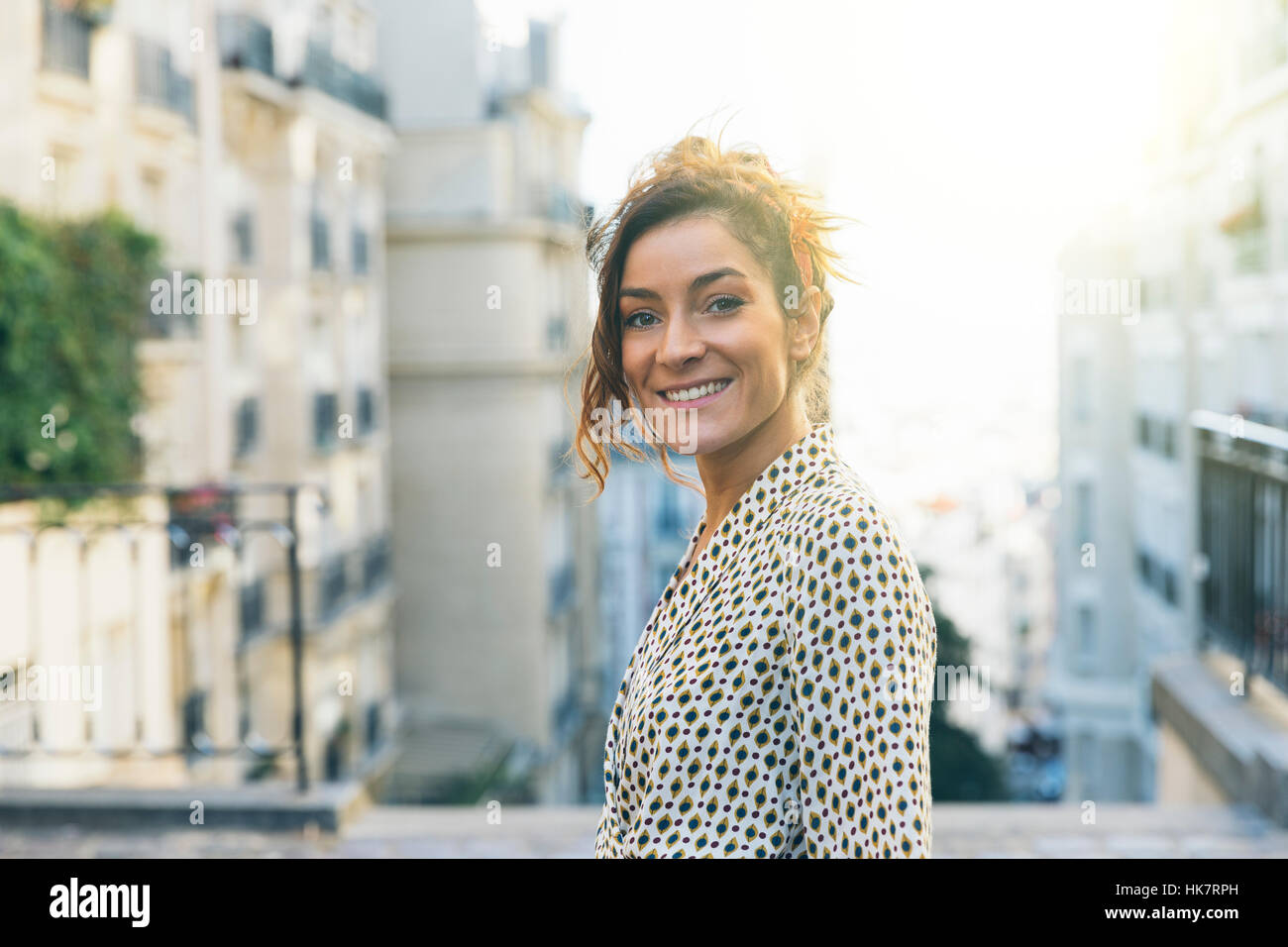 Paris, attraktive Frau Montmartre-Bezirk Stockfoto