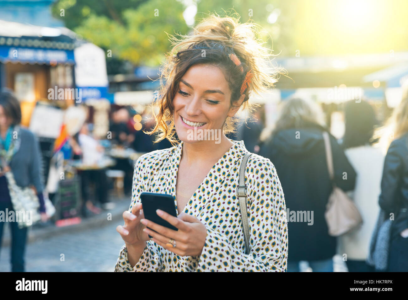 Paris, attraktive Frau Viertel Montmartre zu Besuch und die Nutzung eines smart phone Stockfoto