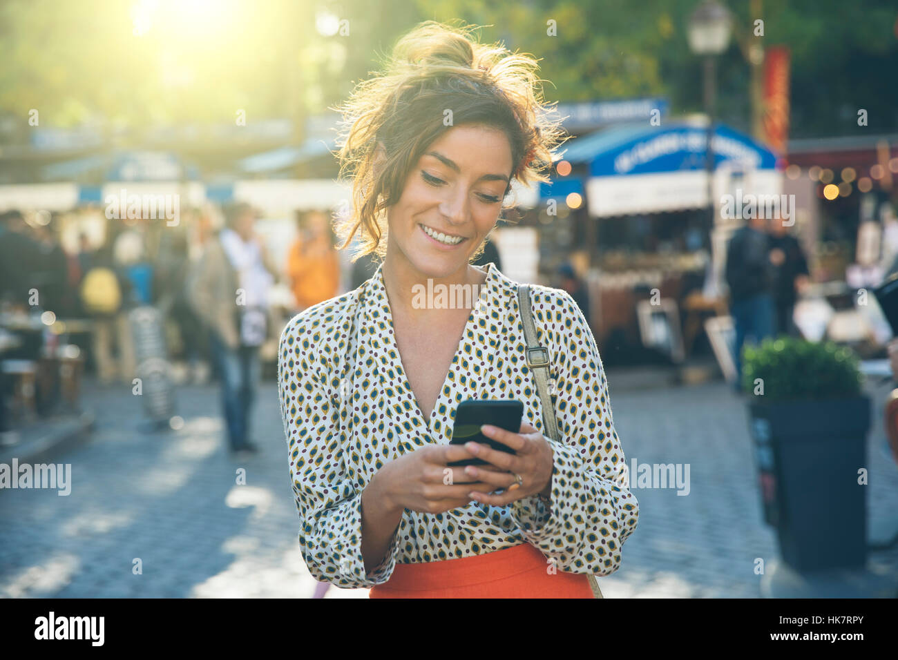 Paris, attraktive Frau Viertel Montmartre zu Besuch und die Nutzung eines smart phone Stockfoto