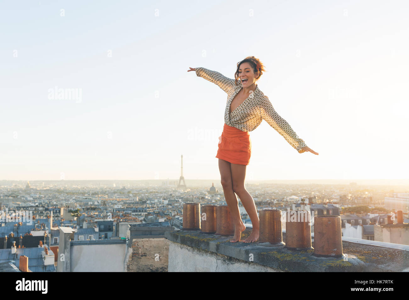 Paris, fröhliche Frau, die Aussicht auf die Dächer von Paris Stockfoto