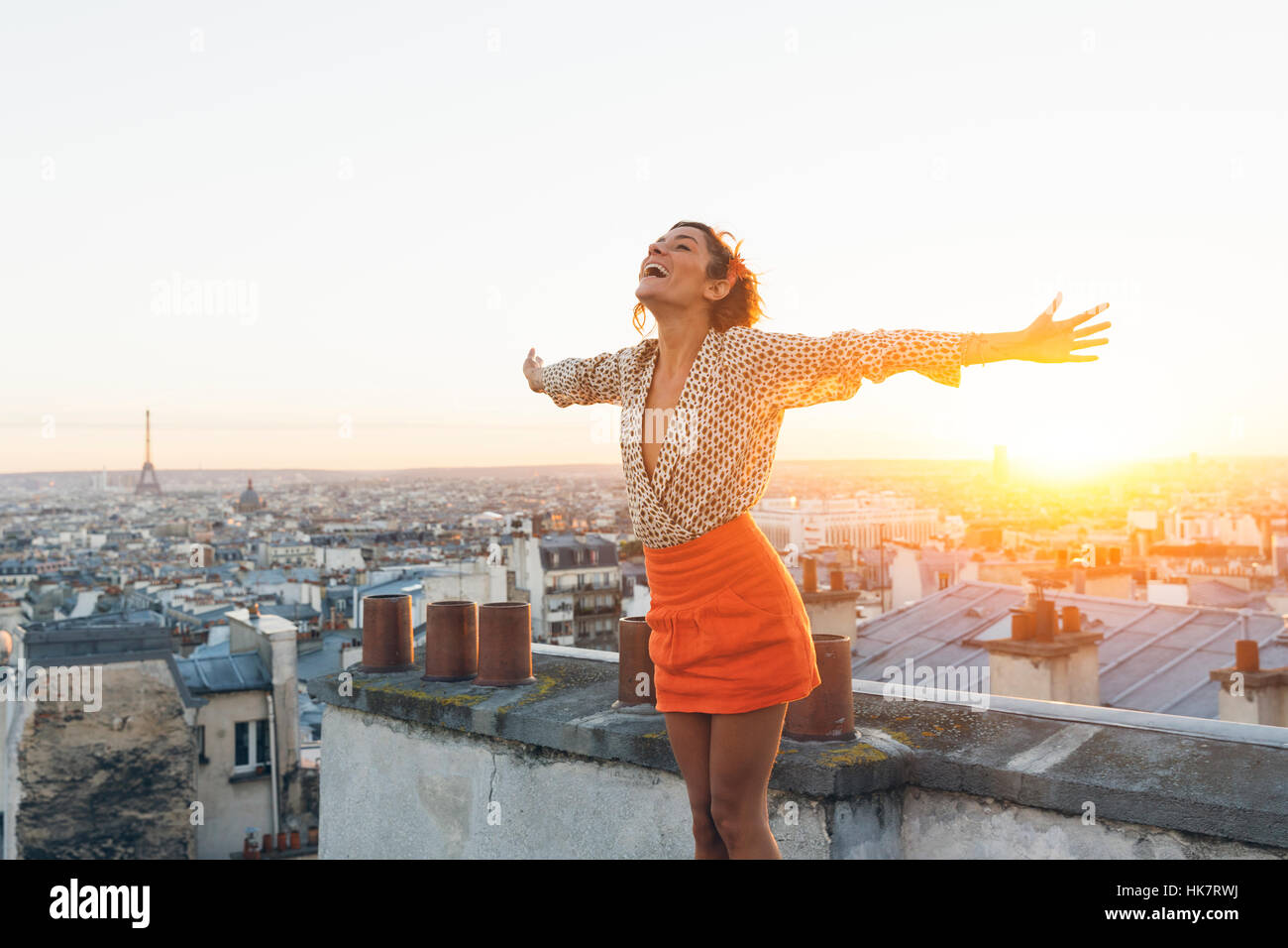 Paris, fröhliche Frau, die Aussicht auf die Dächer von Paris Stockfoto