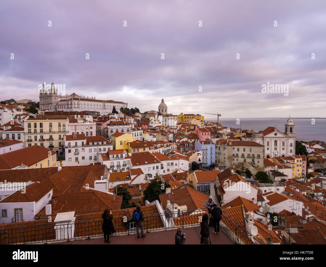 Stadtbild von Lissabon, Portugal, gesehen von Portas do Sol, bei Sonnenuntergang. Stockfoto