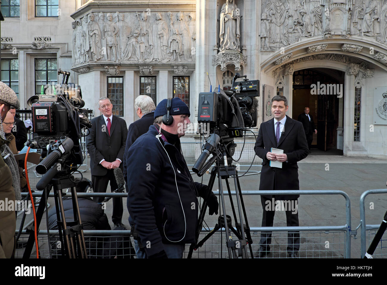 MP Hillary Benn l. Interview & Kamera crew Film außerhalb des Obersten Gerichtshofs nach Artikel 50 Urteil zugunsten des Parlaments London UK KATHY DEWITT Stockfoto