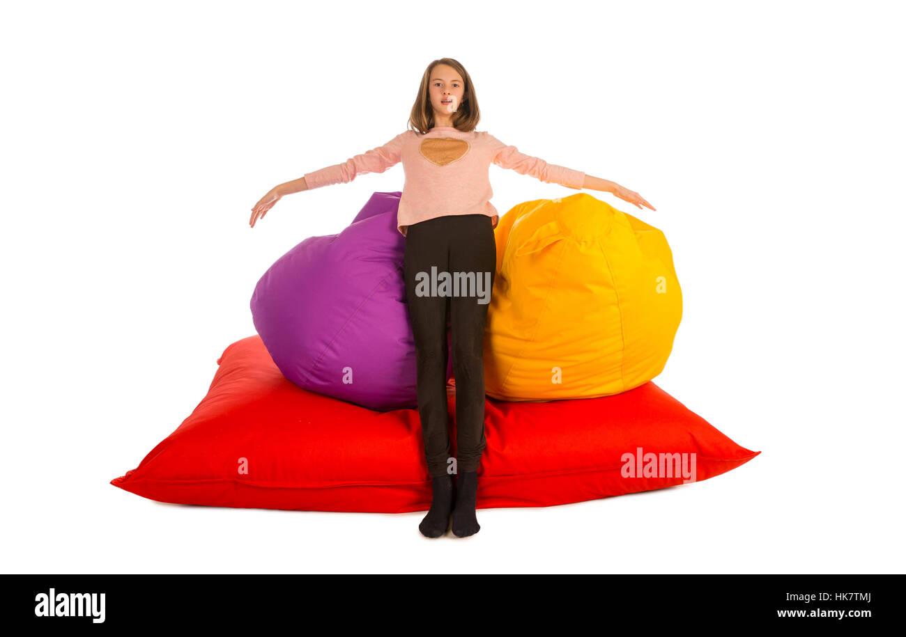 Mädchen stehen in der Nähe von Sitzsäcke und Sitzsack Sofa isoliert auf weißem Hintergrund Stockfoto