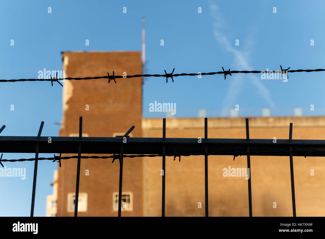 Stacheldraht um einen Abriss-Baustelle Stockfoto