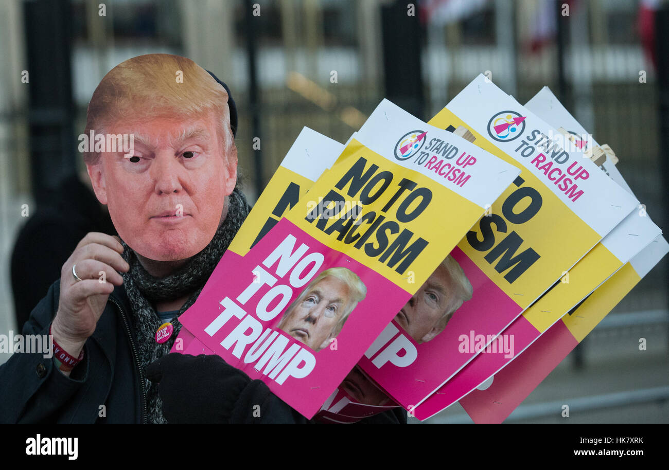 Protest vor der amerikanischen Botschaft in Grosvenor Square, London gegen Präsident Trump und vor allem seinem Nuklearprogramm Stockfoto