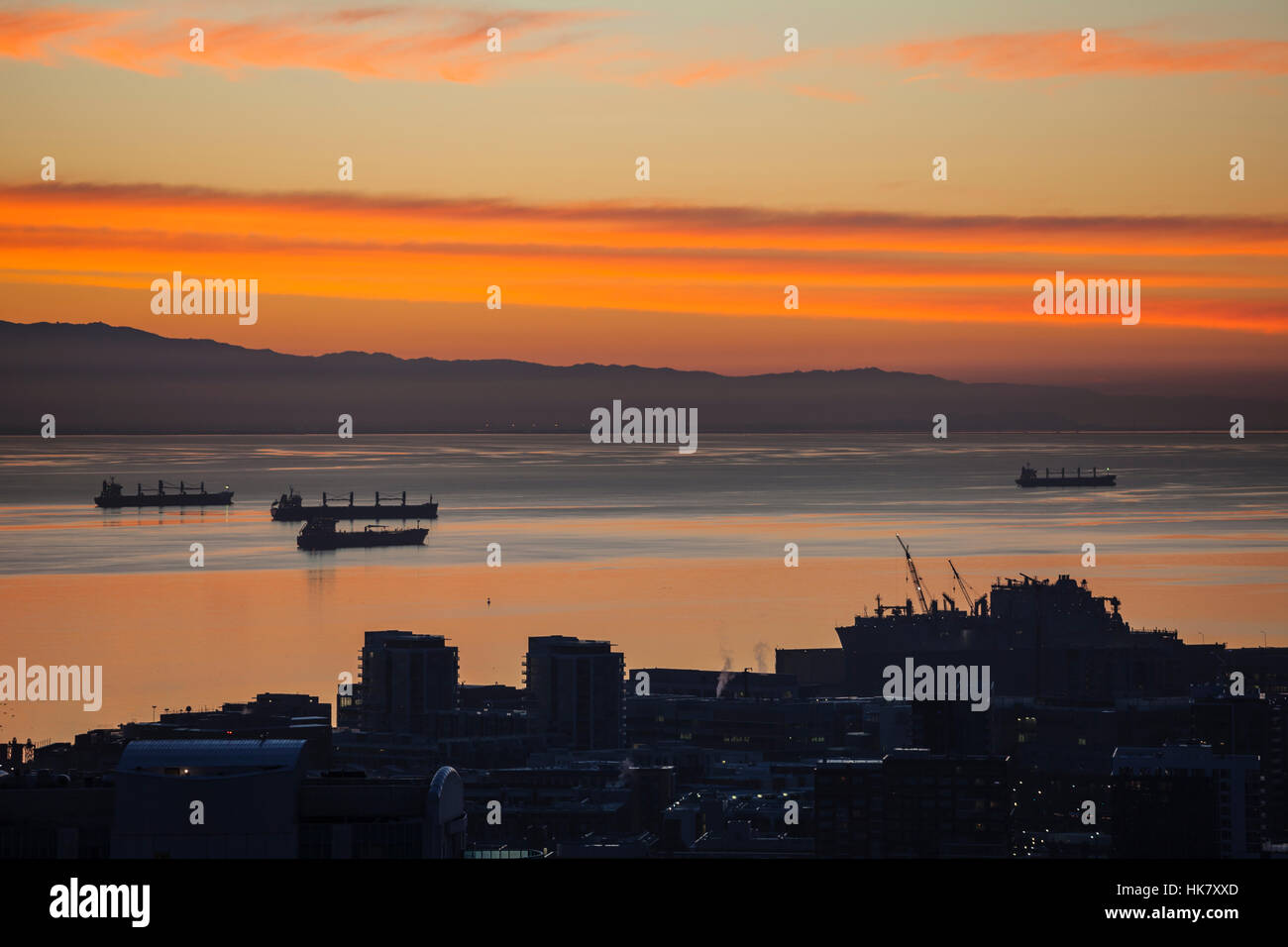 Vor Farbe und Wolken über der Bucht von San Francisco in Zentral-Kalifornien. Stockfoto