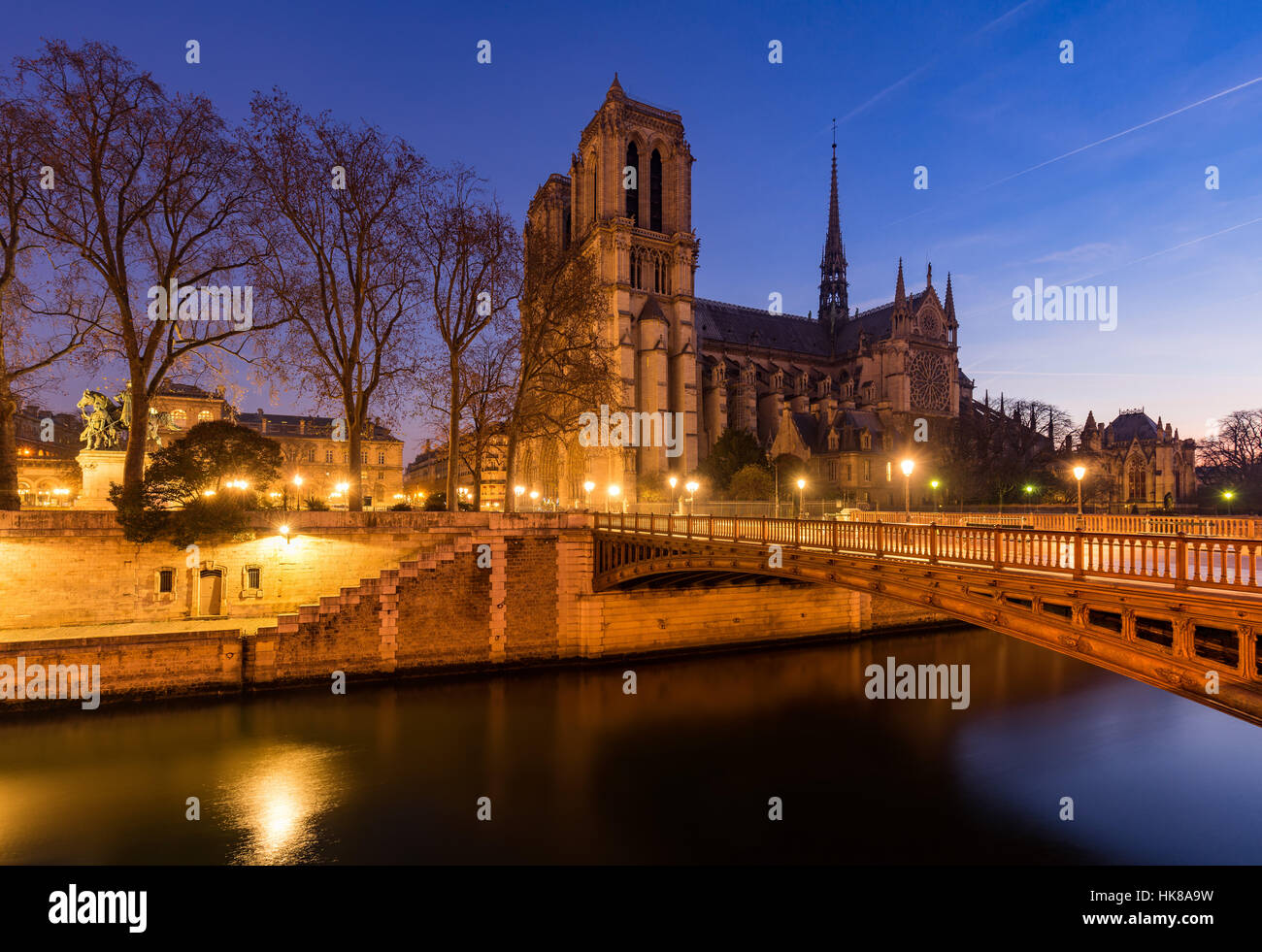 Kathedrale Notre Dame de Paris im Morgengrauen mit dem Seineufer und dem Pont au Double. Ile De La Cite. 4. Arrondissement, Paris, Frankreich Stockfoto