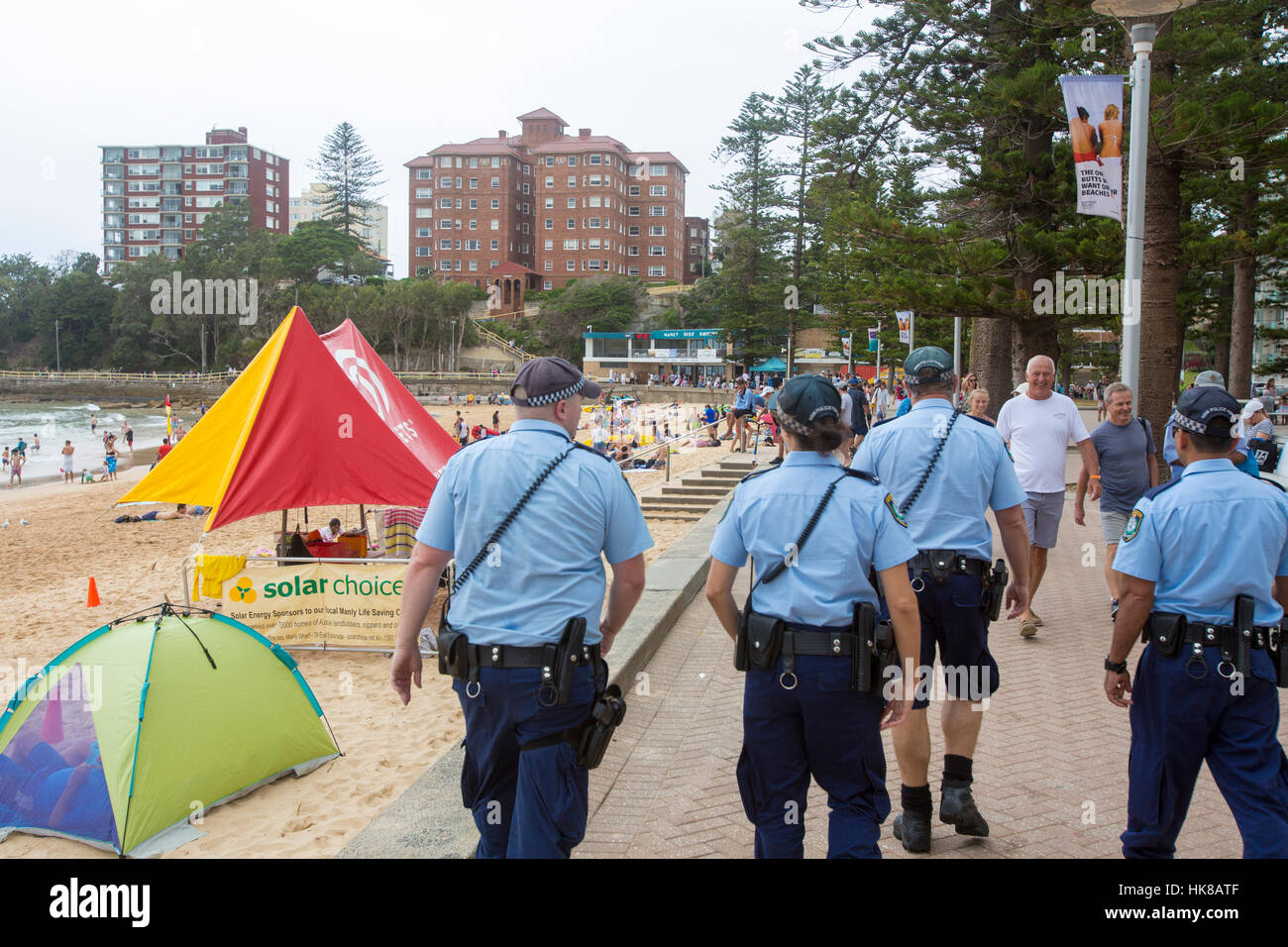 New South Wales Polizisten auf Patrouille im Vorort Manly Beach, Sydney, Australien Stockfoto