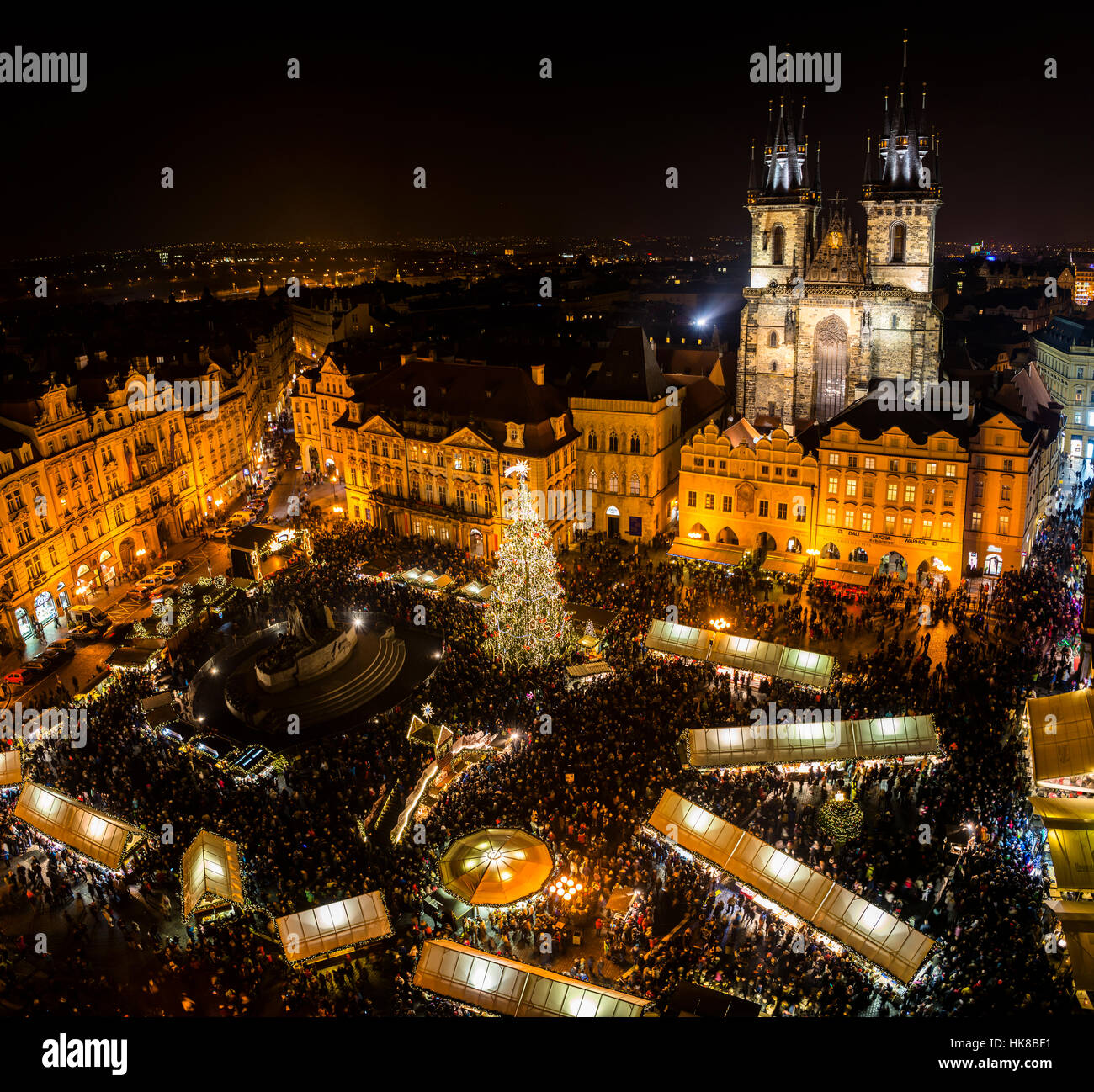 Teynkirche, Weihnachtsmarkt, Blick vom alten Rathaus bei Nacht, historischen Zentrum, Prag, Tschechische Republik Stockfoto