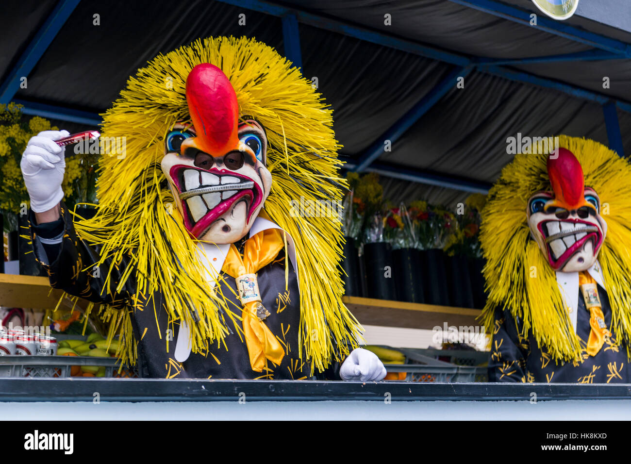 Maskierte Männer und Frauen treten die große Prozession der Basler Fasnacht, eines der spektakulärsten Ereignisse Stockfoto