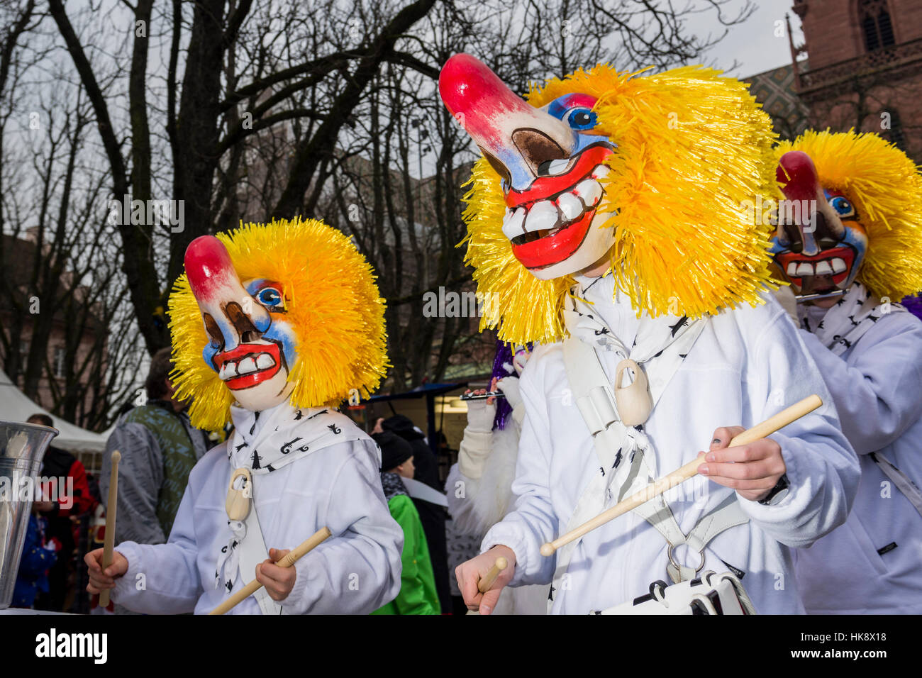 Viele verschiedene Gruppen von maskierten Menschen Fuß durch die Straßen von Basel für 3 Tage und Nächte im Basler Fasnacht, Abspielen von Musik aller Zeiten Stockfoto