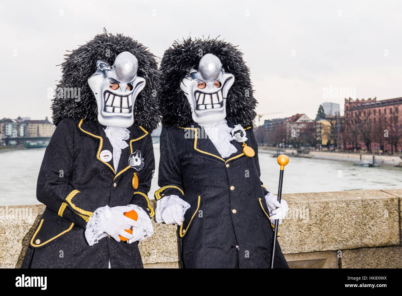 Viele verschiedene Gruppen von maskierten Menschen Fuß durch die Straßen von Basel für 3 Tage und Nächte im Basler Fasnacht, Abspielen von Musik aller Zeiten Stockfoto