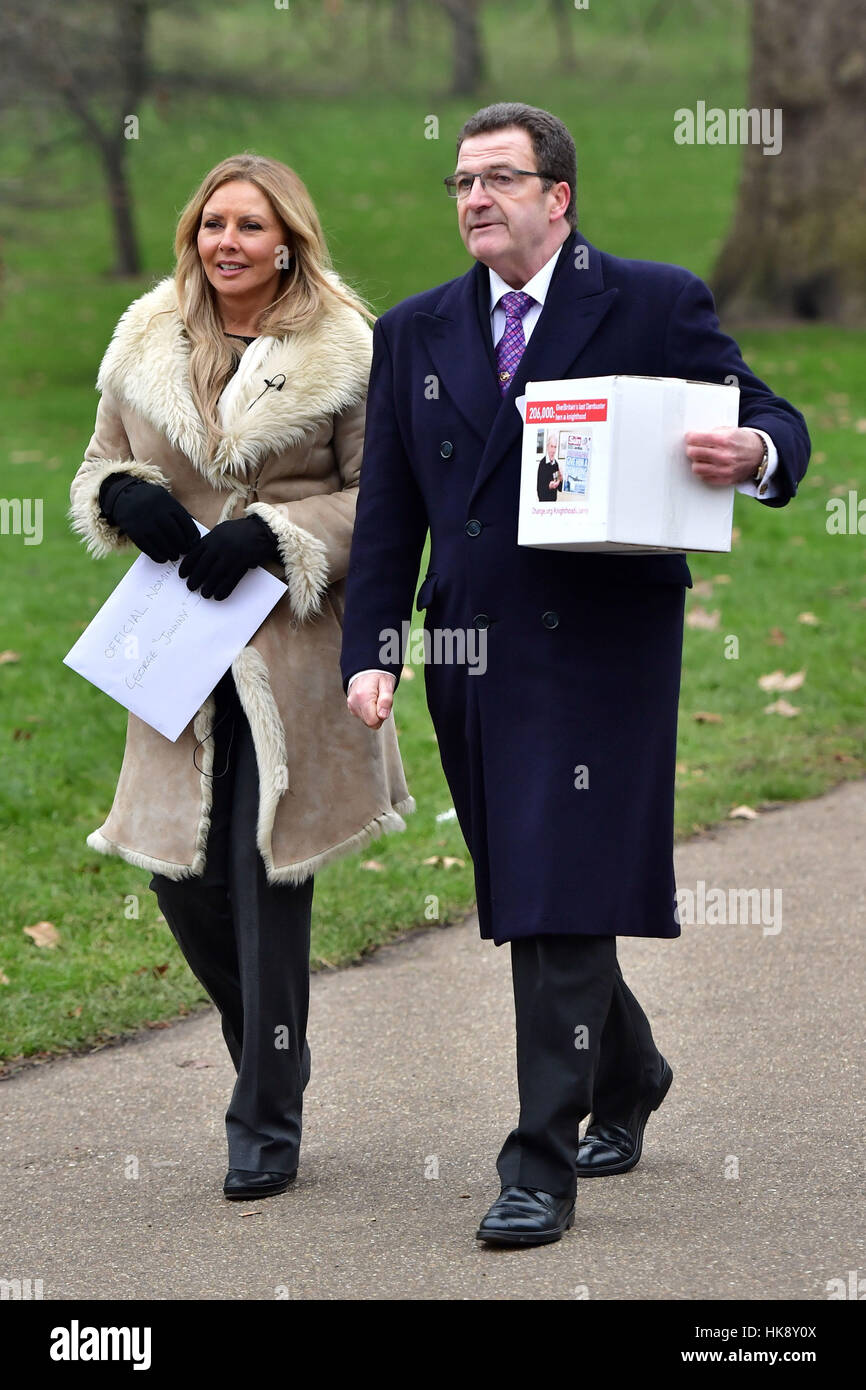 Carol Vorderman und John Nichol, der RAF-Veteran, der während des ersten Golfkrieges abgeschossen wurde, gehen durch den St James's Park in London mit einer Petition, die einen Ritterschlag für George 'Johnny' Johnson fordert, den letzten überlebenden britischen Dambuster, den sie an die Downing Street liefern. Stockfoto