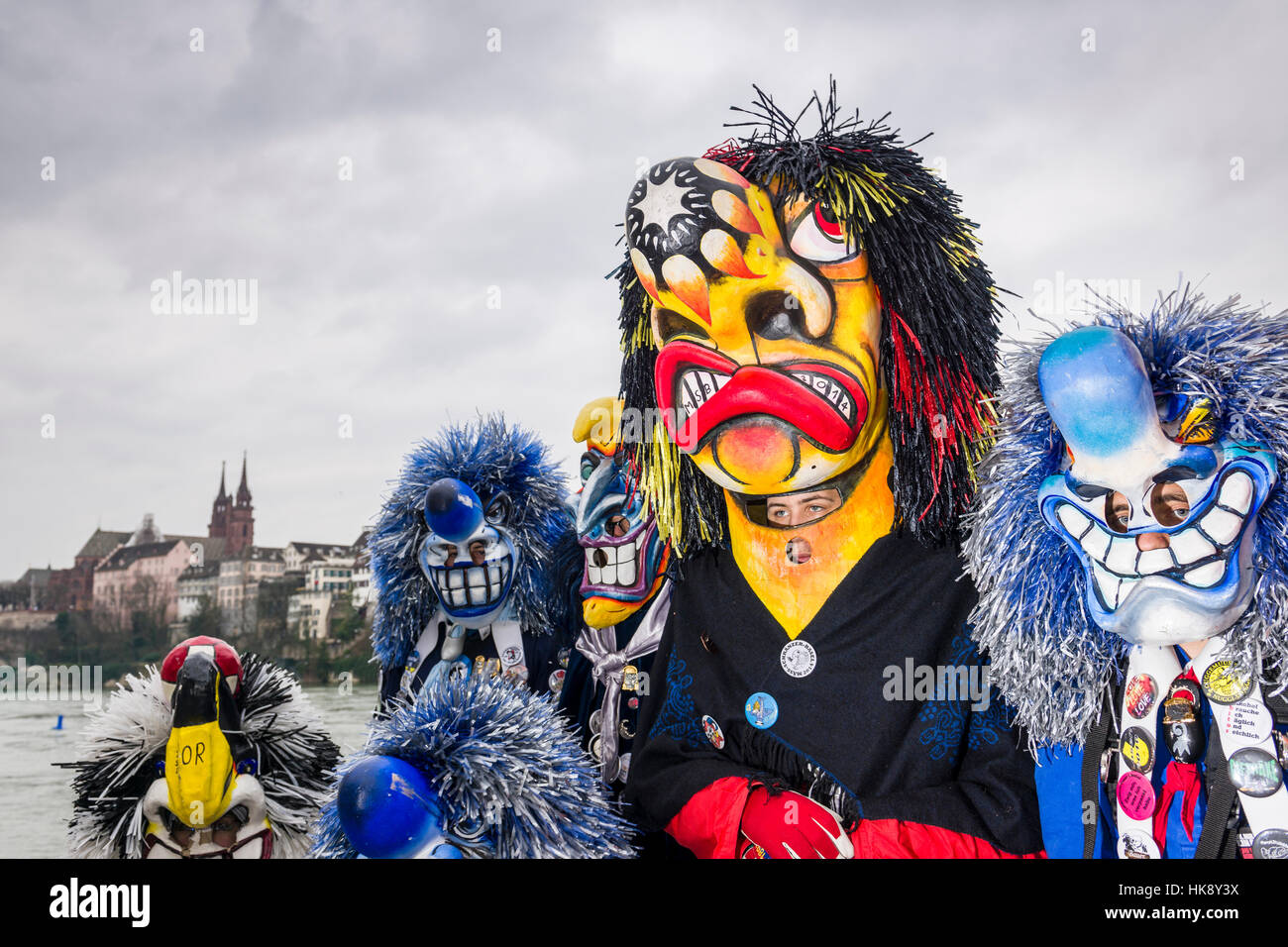 Viele verschiedene Gruppen maskierter Menschen laufen durch die Straßen von Basel für 3 Tage und Nächte an der Basler Fasnacht, die ganze Zeit Musik abspielen Stockfoto