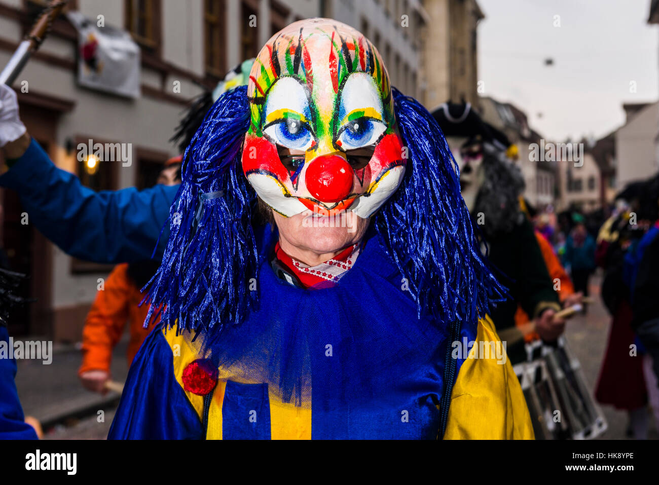 Viele verschiedene Gruppen von maskierten Menschen Fuß durch die Straßen von Basel für 3 Tage und Nächte im Basler Fasnacht, Abspielen von Musik aller Zeiten Stockfoto