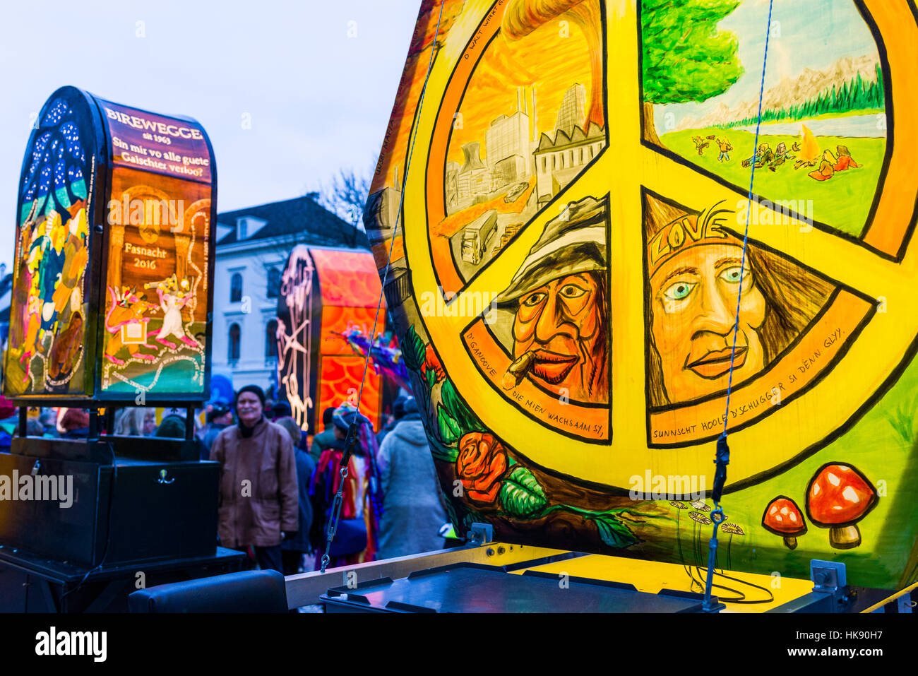 Alle die großen Laternen, bunt dekoriert mit sozialen und politischen Themen, erscheinen auf dem Münsterplatz am Basler Fasnacht Stockfoto