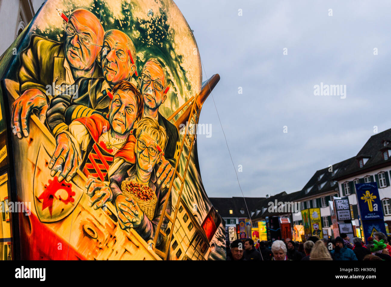 Alle die großen Laternen, bunt dekoriert mit sozialen und politischen Themen, erscheinen auf dem Münsterplatz am Basler Fasnacht Stockfoto