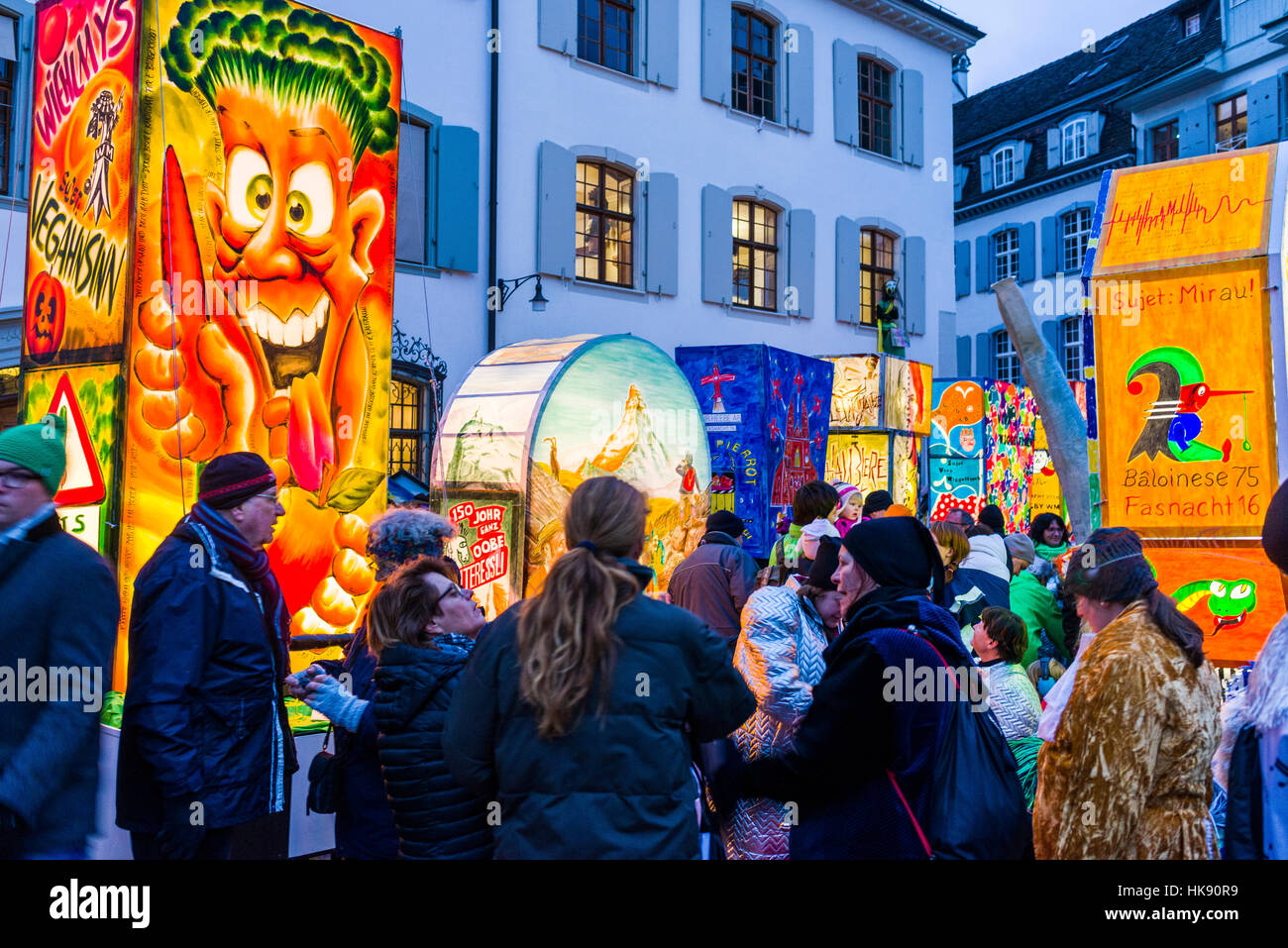 Alle die großen Laternen, bunt dekoriert mit sozialen und politischen Themen, erscheinen auf dem Münsterplatz am Basler Fasnacht Stockfoto