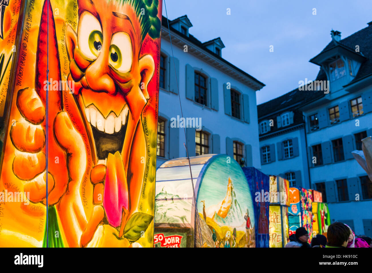Alle die großen Laternen, bunt dekoriert mit sozialen und politischen Themen, erscheinen auf dem Münsterplatz am Basler Fasnacht Stockfoto
