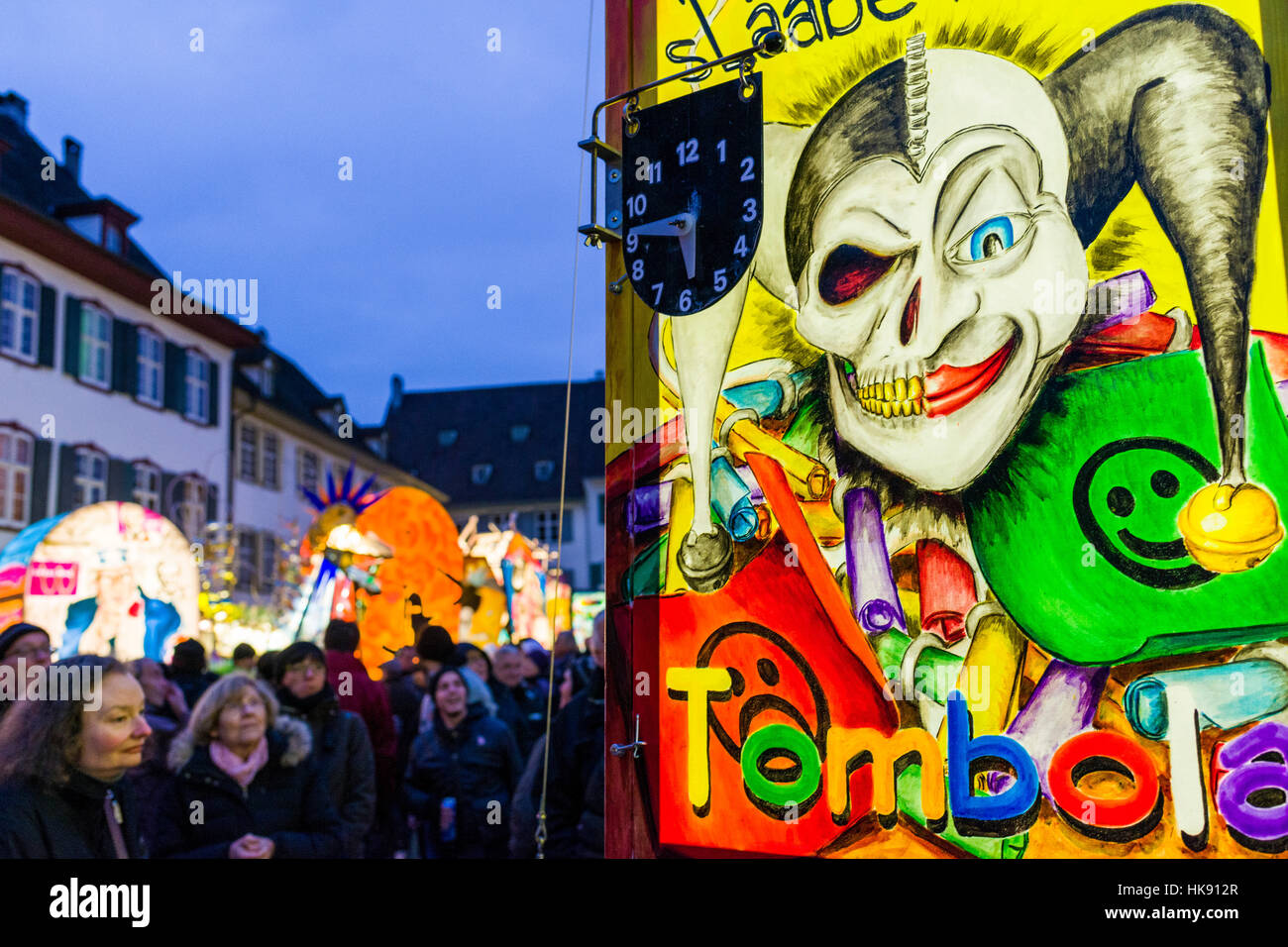 Alle die großen Laternen, bunt dekoriert mit sozialen und politischen Themen, erscheinen auf dem Münsterplatz am Basler Fasnacht Stockfoto