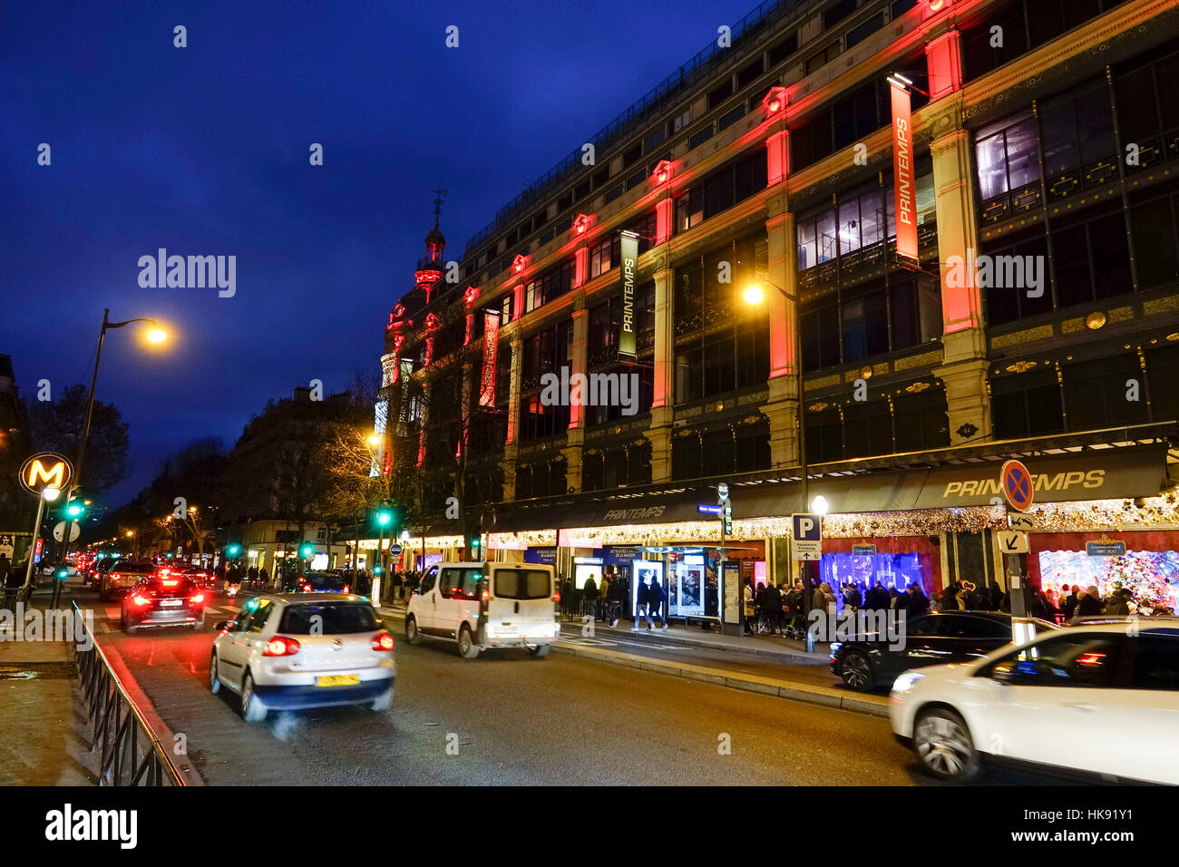 Außenseite des Au Printemps Kaufhaus in der Nacht, Paris, Frankreich Stockfoto