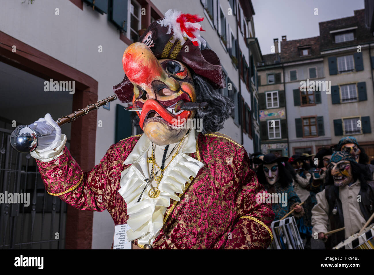 Viele verschiedene Gruppen von maskierten Menschen Fuß durch die Straßen von Basel für 3 Tage und Nächte im Basler Fasnacht, Abspielen von Musik aller Zeiten Stockfoto