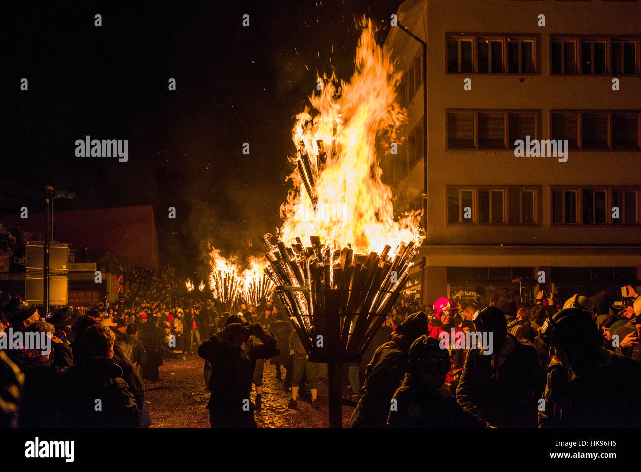 Der Chienbäse gehört die Basler Fasnacht, Träger mit brennendem Holz geladen sind gezogen und durch die Stadt, von den Zuschauern beobachtet und die Stockfoto