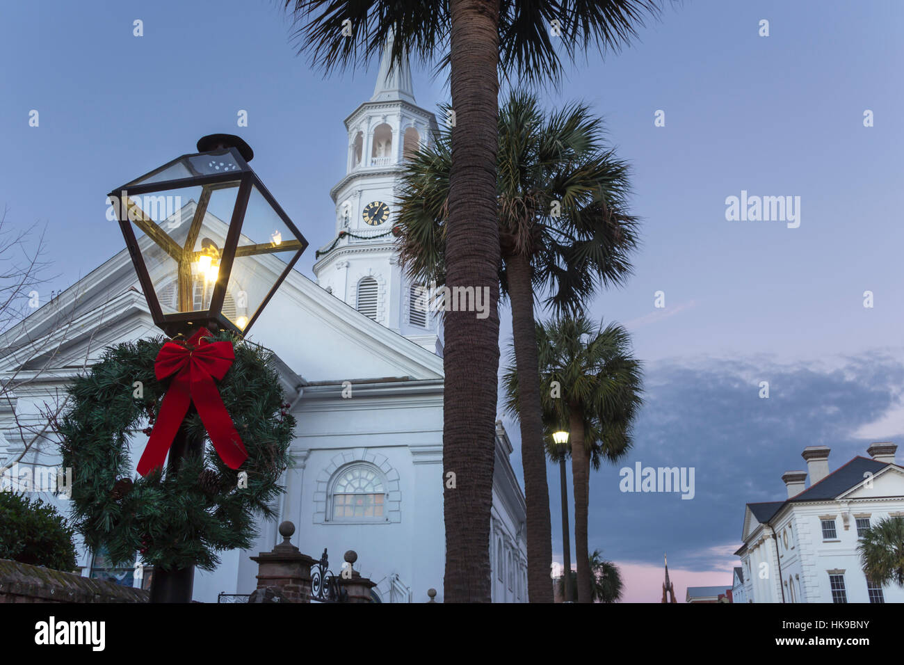 ADVENTSKRANZ AUF GAS LATERNE SAINT MICHAELS KIRCHTURMSPITZE CHARLESTON SOUTH CAROLINA USA Stockfoto