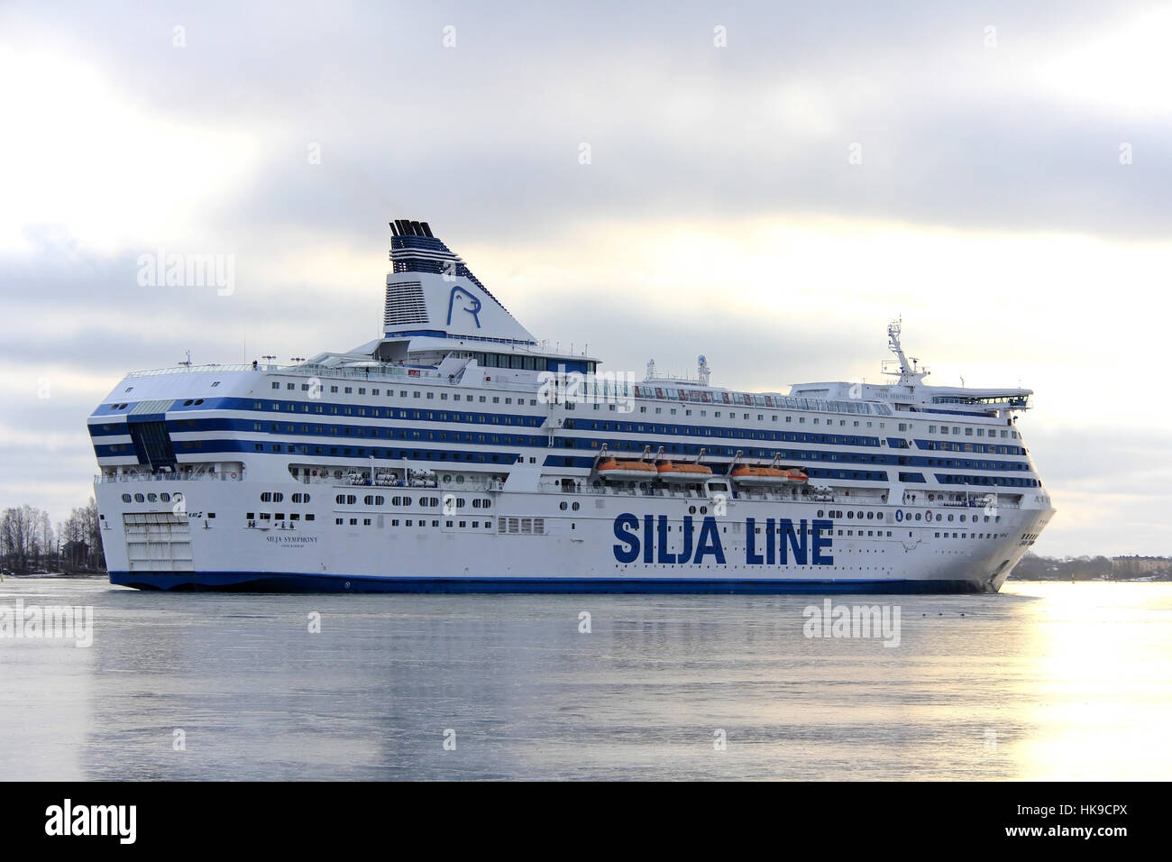 HELSINKI, Finnland - 25. Januar 2017: Silja Symphony Kreuzfahrtfähre kommt in die eisigen Südhafen Helsinki an einem Wintermorgen. Stockfoto