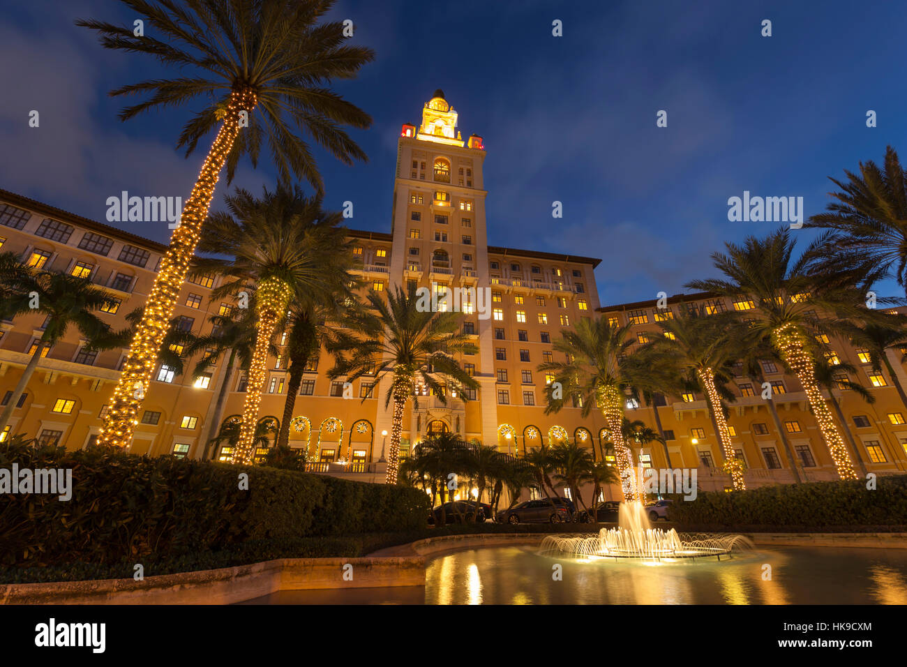 EINGANG-BRUNNEN WEIHNACHTSBELEUCHTUNG HISTORISCHE BILTMORE HOTEL (© SHULTZE & WEAVER 1926) CORAL GABLES MIAMI FLORIDA USA Stockfoto