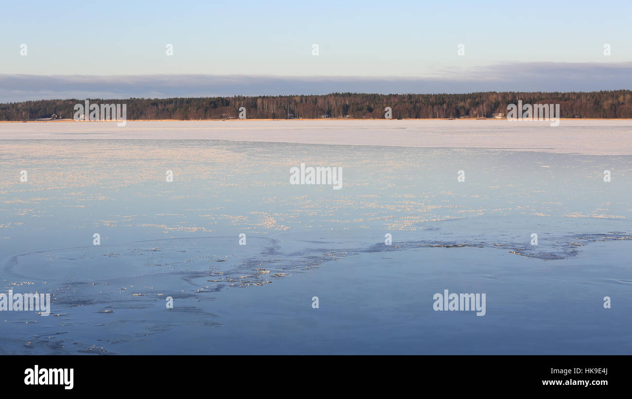 Pastell Blau des Meeres auf einem sehr kalten Wintertag im Süden von Finnland gefroren. Stockfoto