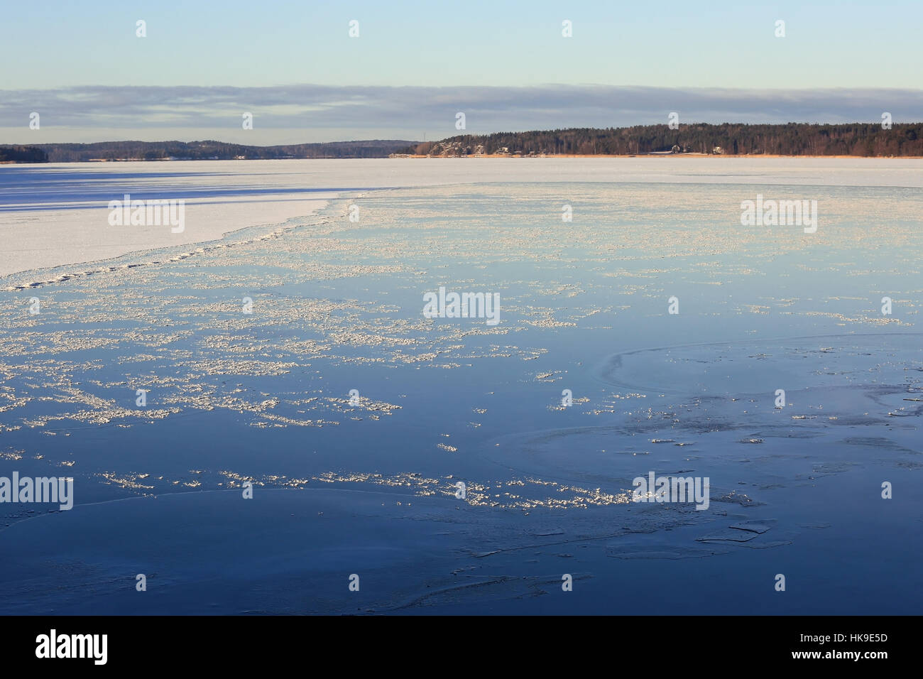 Blick auf gefrorene Meer an einem kalten, klaren Tag des Winters im Süden von Finnland. Stockfoto