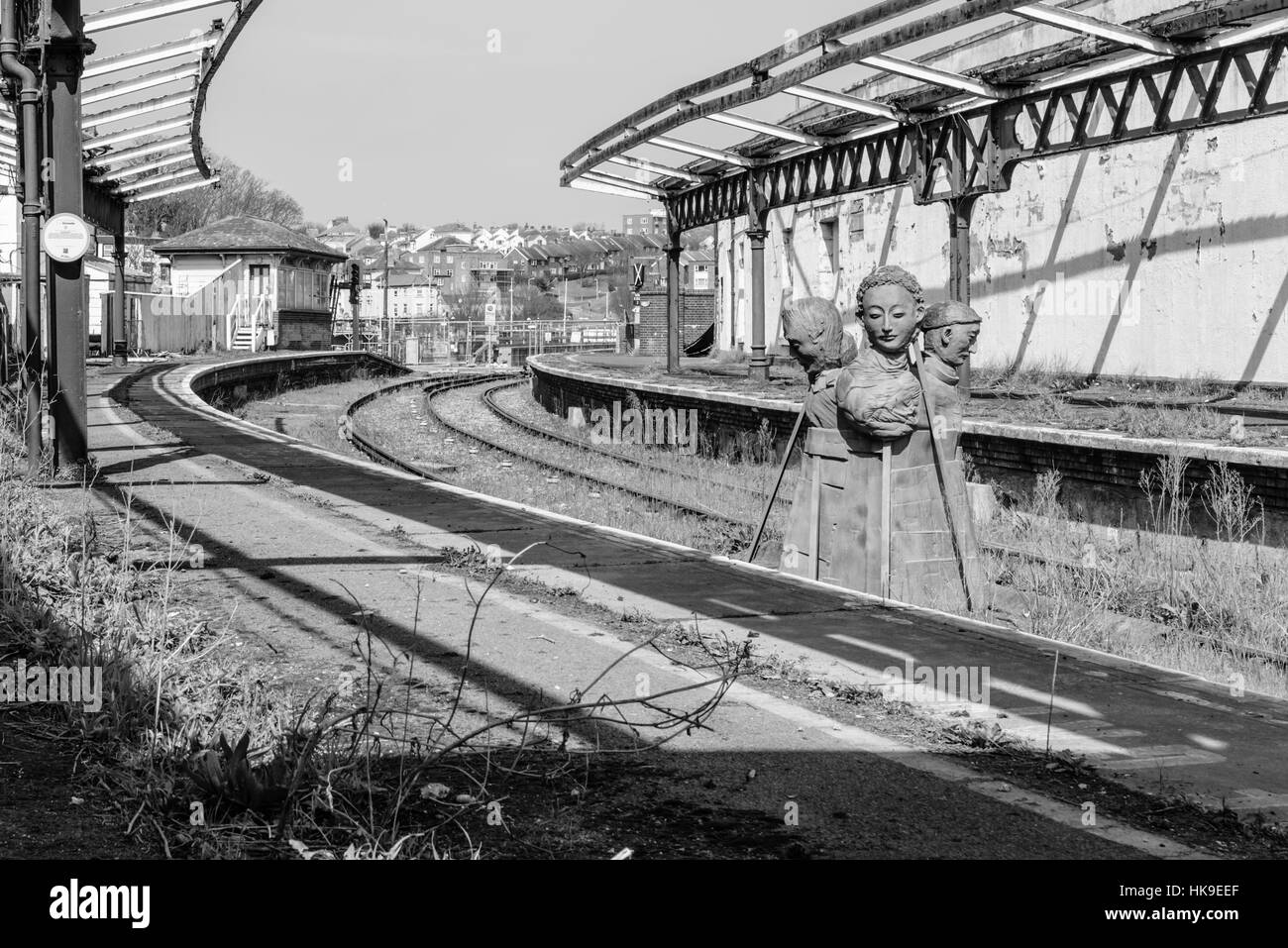 Eine stillgelegte Bahnhof warten im Badeort von Folkestone, Kent abgerissen werden. Stockfoto