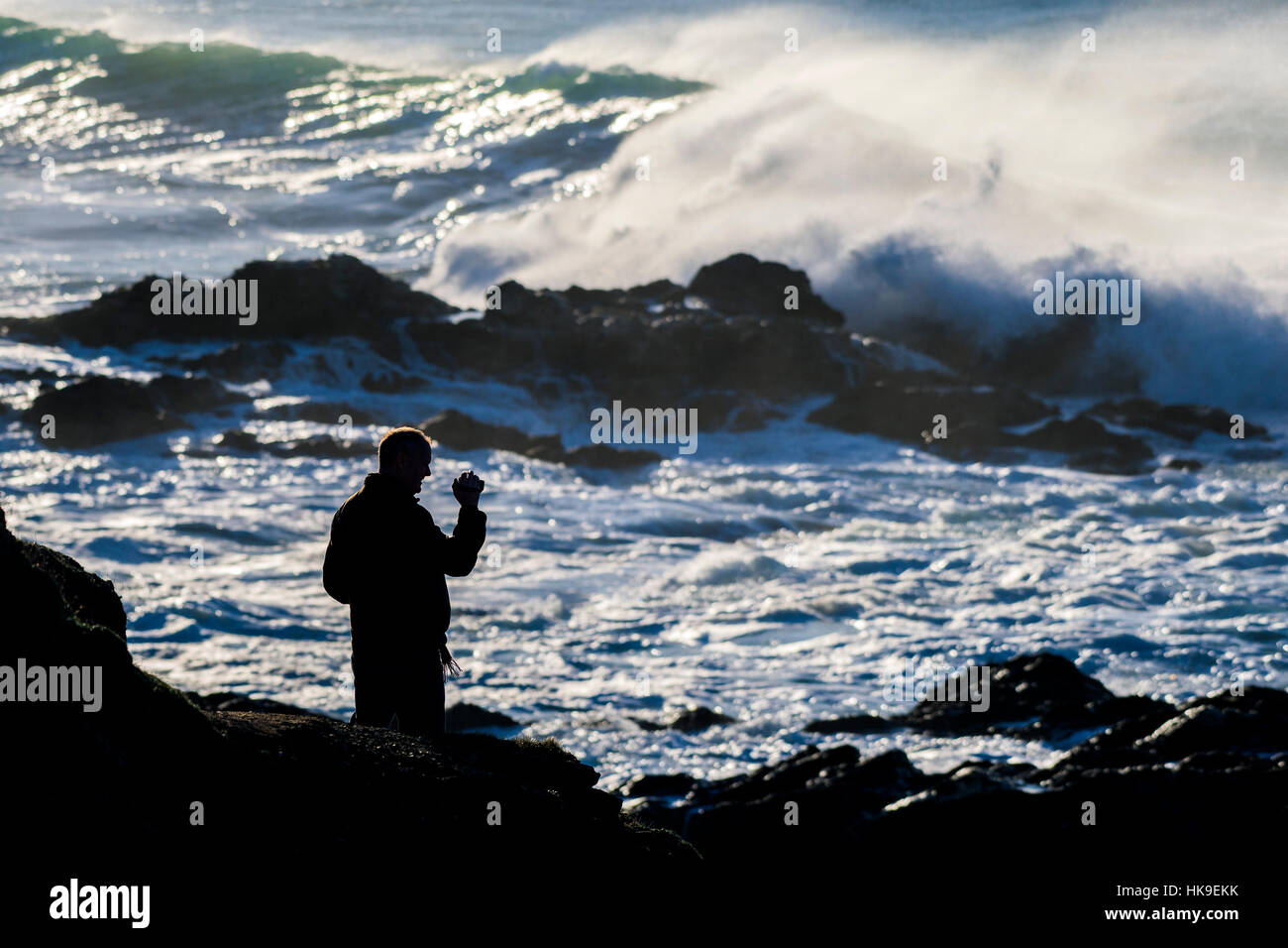 Großbritannien Wetter Wellen Meer Fistral rockt Spray Cornwall Stockfoto